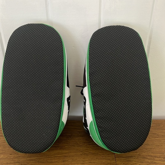 Brand new slippers Donating soon so offers welcome - Picture 3 of 3